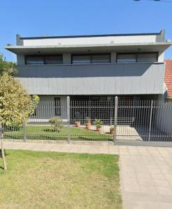 Mar del Plata house في مار ديل بلاتا: مبنى امامه سياج