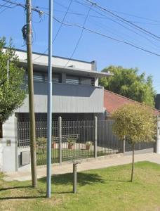 Mar del Plata house في مار ديل بلاتا: مبنى امامه سياج +صورة واحدة
