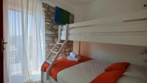 een slaapkamer met twee stapelbedden en een raam bij Villa SMOQUIZZA by Villas Guide in Smokvica +25 foto's