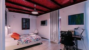 een slaapkamer met een bed en een bureau in een kamer bij Villa SMOQUIZZA by Villas Guide in Smokvica