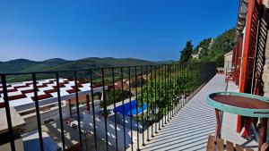 een balkon met uitzicht op een zwembad en de bergen bij Villa SMOQUIZZA by Villas Guide in Smokvica