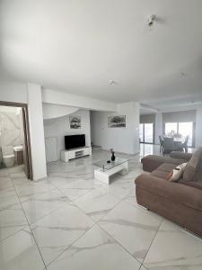 Hubstay - Seaview Villa Oriana in Larnaca في لارنكا: غرفة معيشة مع أريكة وتلفزيون