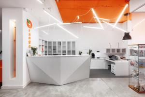 Kuchyň nebo kuchyňský kout v ubytování Orange Hotel