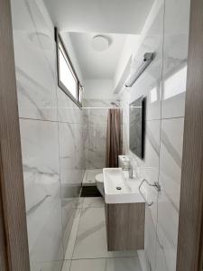 Hubstay - Seaview Villa Oriana in Larnaca في لارنكا: حمام أبيض مع حوض ودش