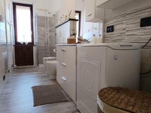 Et badeværelse på Giaveno, apartment "margherite" a pochi passi dal centro, wifi