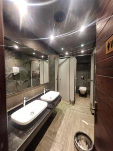 فيلا داخل كومبوند ستيلا في Madīnat ash Shurūq: حمام مع مغسلتين ودورتين مياه