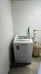 Un pequeño congelador en una habitación con una pared. en Mar Perto, Estilo e Conforto, en Ilha da Restinga 34 fotos más