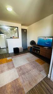 sala de estar con TV de pantalla plana sobre una mesa en Mar Perto, Estilo e Conforto, en Ilha da Restinga