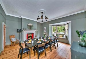 een eetkamer met een tafel en stoelen en een open haard bij Finest Retreats - Catterick Cottage in Catterick Bridge