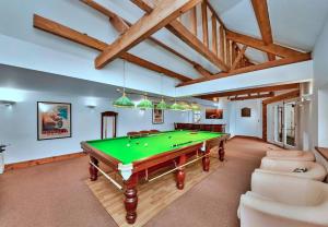 een pooltafel in een kamer met een plafond bij Finest Retreats - Catterick Cottage in Catterick Bridge