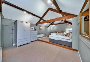 een slaapkamer met een groot bed en een houten plafond bij Finest Retreats - Catterick Cottage in Catterick Bridge