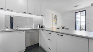 Η κουζίνα ή μικρή κουζίνα στο Walk to Grand Prix and St Kilda Beach