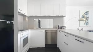 Η κουζίνα ή μικρή κουζίνα στο Walk to Grand Prix and St Kilda Beach