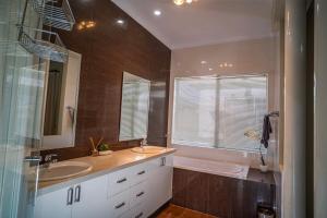 Et badeværelse på Luxury Canal Life OASIS + 51 billeder