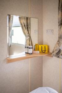 En eller flere senge i et værelse på North Wales Coastal Stay