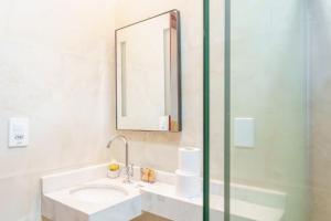 马拉戈日Pousada Antonella的浴室里有洗手池和镜子 更多135张照片