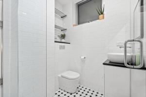 Ένα μπάνιο στο Industrial Central Apartment - Shop 8