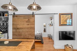 Μια τηλεόραση ή/και κέντρο ψυχαγωγίας στο Industrial Central Apartment - Shop 8