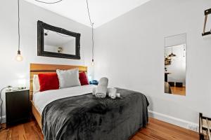 Ένα ή περισσότερα κρεβάτια σε δωμάτιο στο Industrial Central Apartment - Shop 8