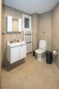 Seaview Villa Selenia pool & jacuzzi in Neo Chorio في نيو تشوريو: حمام مع حوض ومرحاض