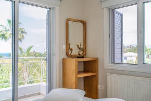 Seaview Villa Selenia pool & jacuzzi in Neo Chorio في نيو تشوريو: مرآة على رف في غرفة بها نوافذ +62 صورة