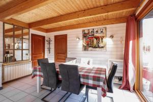 a dining room with a table and chairs at L'écrin de bois -sauna - spa in Mur-de-Bretagne +26 photos