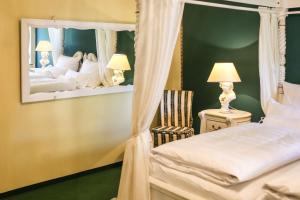 Rúm í herbergi á Backstage Hotel