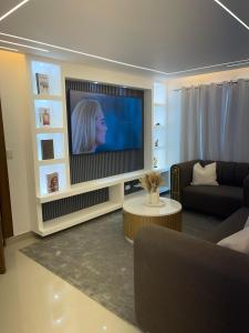 Μια τηλεόραση ή/και κέντρο ψυχαγωγίας στο Apartment in the heart of Santiago