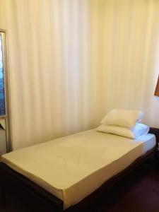 En eller flere senge i et værelse på angel villa ahangama