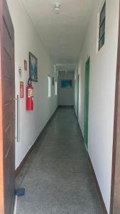 Pôrto da FôlhaにあるPousada Portofolhenseの消火栓のある病院の空っぽの廊下