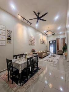 Χώρος καθιστικού στο Seri Indah Homestay Bandar Baru Kuala Lipis