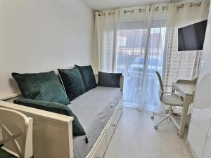 TV a/nebo společenská místnost v ubytování Small Mezzanine Loft Modern & Bright