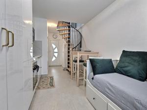 Postel nebo postele na pokoji v ubytování Small Mezzanine Loft Modern & Bright