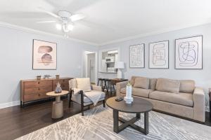 Posezení v ubytování World Cup Lodging Flat 10 to 14-Night Rate Short Walk to Arena