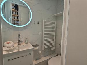 Koupelna v ubytování Small Mezzanine Loft Modern & Bright + 16 fotografií