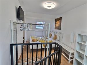 TV a/nebo společenská místnost v ubytování Small Mezzanine Loft Modern & Bright