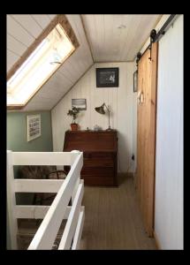 een kamer met een bed, een bureau en een raam bij Fisherman's Cottage in Orkney