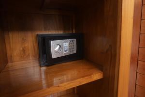 eine Mikrowelle auf einem Regal in einem kleinen Zimmer in der Unterkunft Villa Diva in Ketewel + 9 Fotos