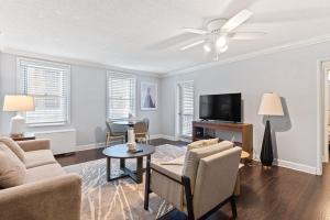 Μια τηλεόραση ή/και κέντρο ψυχαγωγίας στο World Cup Lodging Flat 10 to 14-Night Rate Short Walk to Arena