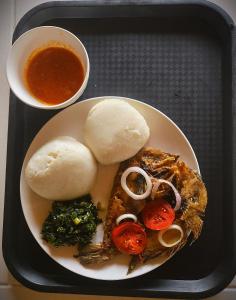 Chicken-Line Restaurant And Take Away في Mponda: صينية مع صحن من الطعام وصحن من الشوربة