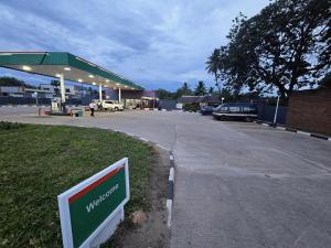 Chicken-Line Restaurant And Take Away في Mponda: محطه بنزين امامها لافته