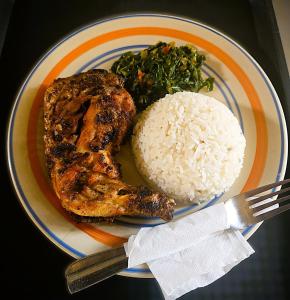 Chicken-Line Restaurant And Take Away في Mponda: صحن من الطعام به رز ولحم وخضروات