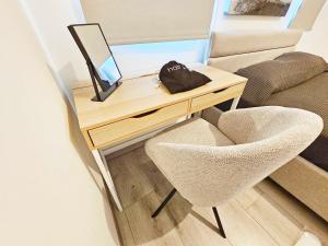 Alexander Residence Trikallon Str في نيقوسيا: مكتب خشبي مع كرسيين ومرآة +15 صورة