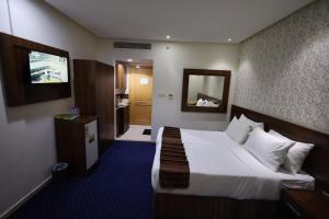 Кровать или кровати в номере Maysan Al Safa Hotel +10 фотографий