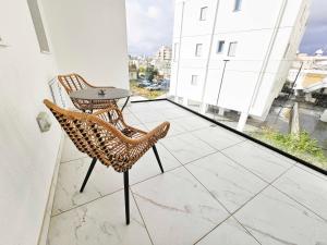 Alexander Residence Trikallon Str في نيقوسيا: فناء مع كرسيين وطاولة على شرفة