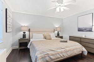 Ένα ή περισσότερα κρεβάτια σε δωμάτιο στο World Cup Lodging Flat 10 to 14-Night Rate Short Walk to Arena +26 φωτογραφίες