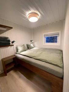 Ένα ή περισσότερα κρεβάτια σε δωμάτιο στο Hiet- Arctic cabin in the norwegian forrest!