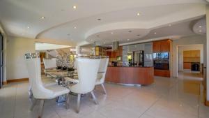 Η κουζίνα ή μικρή κουζίνα στο The Palace in Izinga Estate Umhlanga