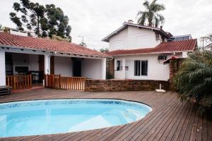 una casa con piscina di fronte a una casa di Casa ampla e confortável a Lajeado