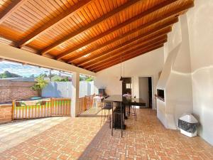 patio con soffitto in legno e tavolo di Casa ampla e confortável a Lajeado